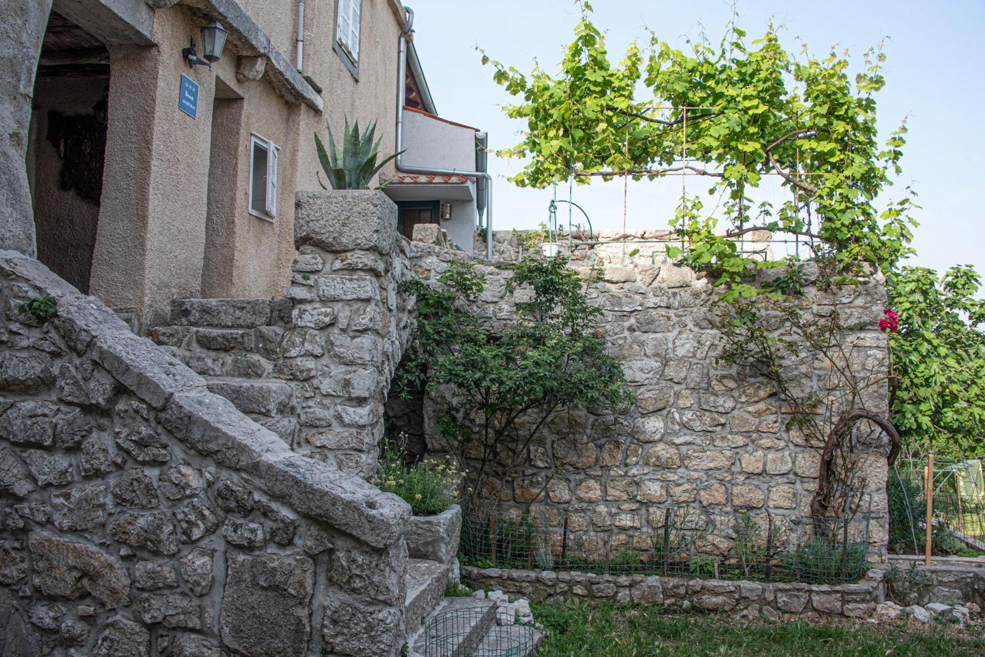 Apartman Nives Lubenice Luaran gambar